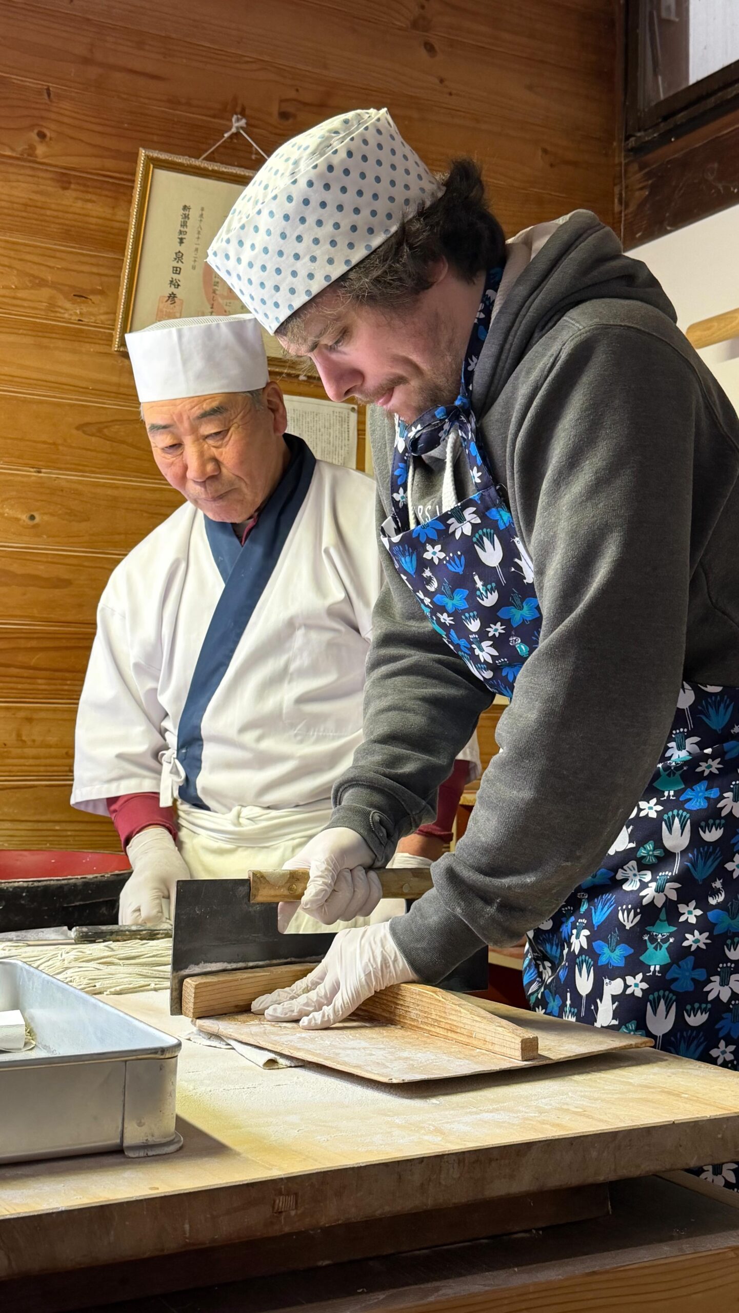 Slow down. Stay present.
Make something with your own hands.

In a quiet riverside town of Niigata, time moves a little slower.
Here at a small ryokan in Aga, you can learn to make soba with local hands, feel the warmth of the craft, and taste a moment that can’t be rushed.

Soba-Making Experience (Reservation required)
-Adults: 1,500 JPY/person
-Children (under13 y/o): 750 JPY/child
Please note: Available on weekdays only, depends on the schedule.

@bunanoyado “Koase”
2091-1 Hirotani Otsu, Aga-machi, Higashi-Kambara-gun, Niigata, Japan 959-4537 
TEL: (+81)254-95-3535
E-MAIL: koase@am.wakwak.com