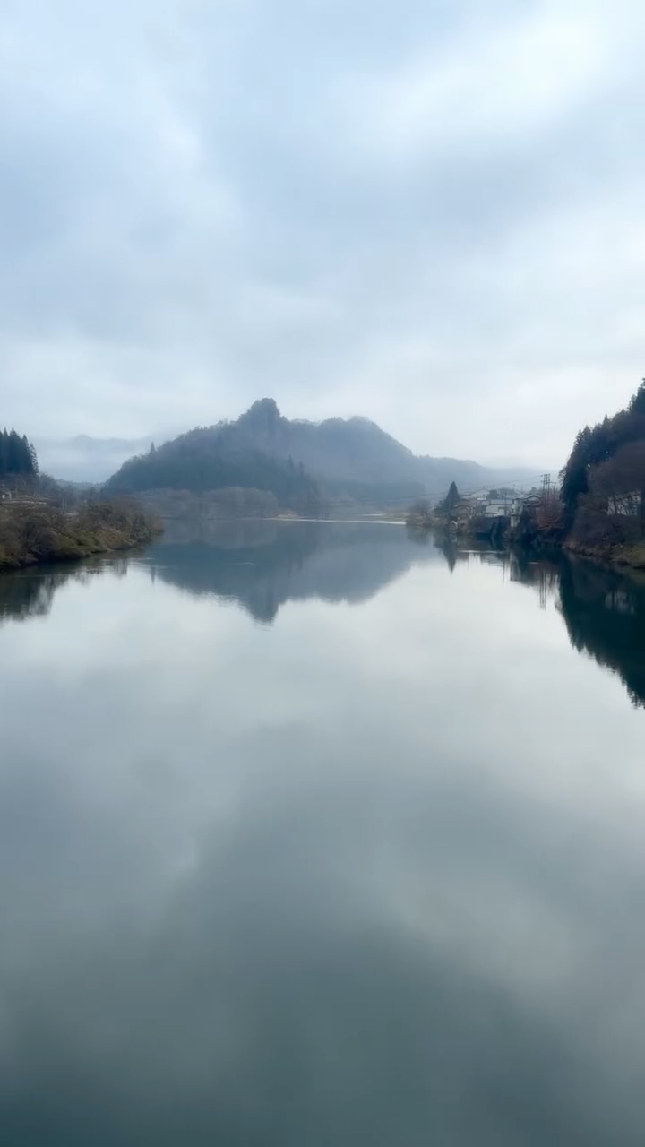 “The Land of Mist and River”
In Aga, Niigata, the morning mist drifts above the Agano River.
Life moves gently here — not fast, not loud, but deeply.
Discover the beauty of slowness in Japan’s hidden countryside.

#Aga #Niigata #HiddenJapan #MistyMorning #SlowTravelJapan #RiversideTown #LocalJapan #UnseenJapan #JapaneseCountryside #Foggy #MountainLife #NatureLoversJapan #RuralEscape #EcoTravel #SustainableJourney #AuthenticJapan #WhisperOfTheRiver #StoriesOfAga #timeflowsslowly

#阿賀スタ2025絶景 #阿賀野川