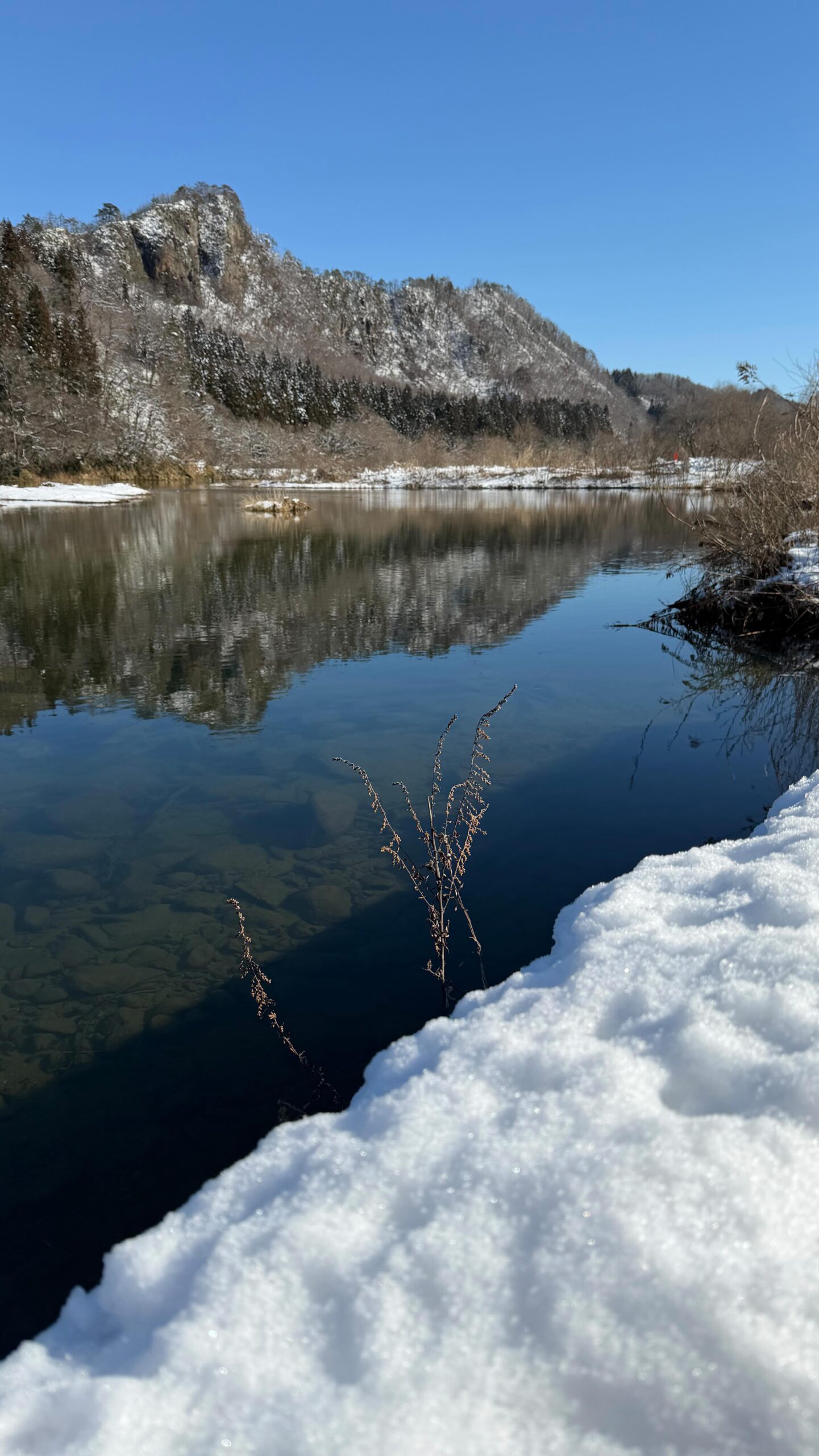 The river flows quietly, carrying time with it.
This is Aga, Niigata — where silence becomes beauty. ❄️🌊

#Aga #Niigata #HiddenJapan #DiscoverAga #deepjapan